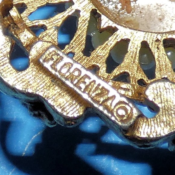 Vintage FLORENZA Cameo Brooch Pin Left Facing Gold Tone Frame Faux Seed Pearls - Picture 5 of 6